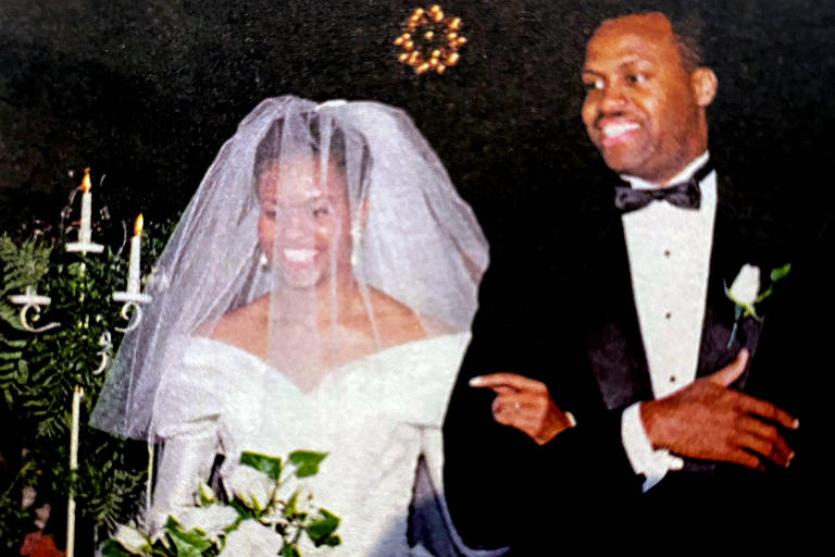 Michelle e Barack Obama se casaram em 3 de outubro de 1992. Foi o irmão Craigq uem a conduziu ao altar porque seu pai havia morrido um mês e meio antes