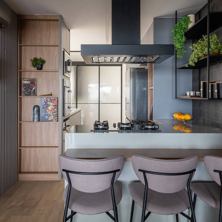 Para esta cozinha, a arquiteta Mari Milani optou pelo cooktop, que ocupa menos espaço que um fogão convencional