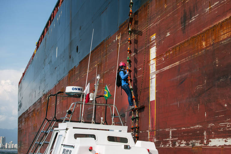 A prática Pryscila Midory sobe em navio prestes a atracar no Porto de Santos