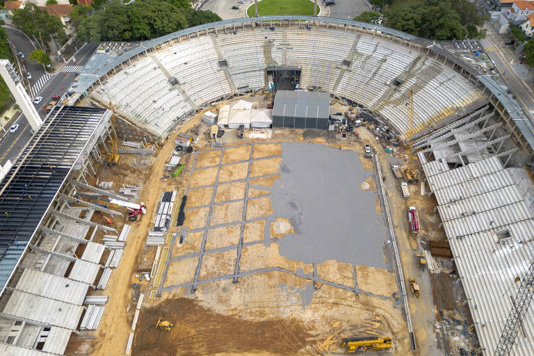 Imagens aéreas do estádio do Pacaembu em obras no início de 2024