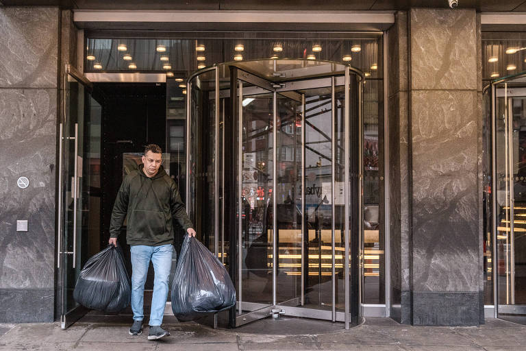 Migrante deixa hotel Row, em Nova York, local que tem funciona como abrigo para solicitantes de refúgio na cidade-