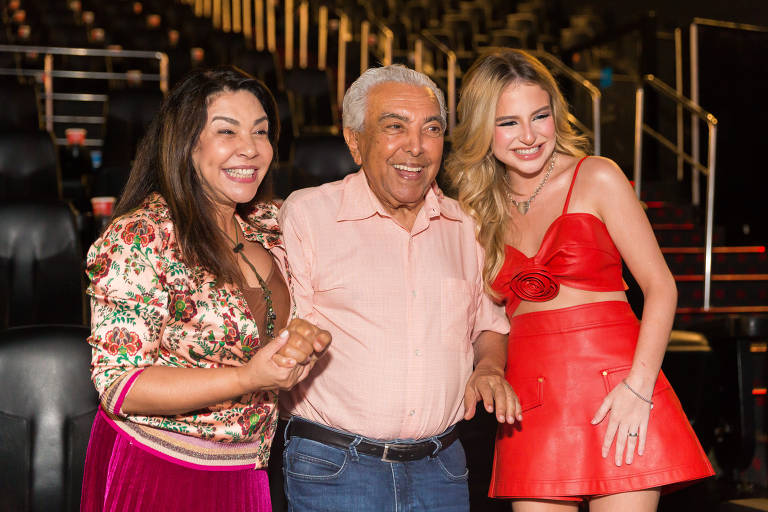 A diretora-executiva da Mauricio de Sousa Produções, Mônica Sousa com o pai, o quadrinista Mauricio de Sousa, e a atriz Sophia Valverde