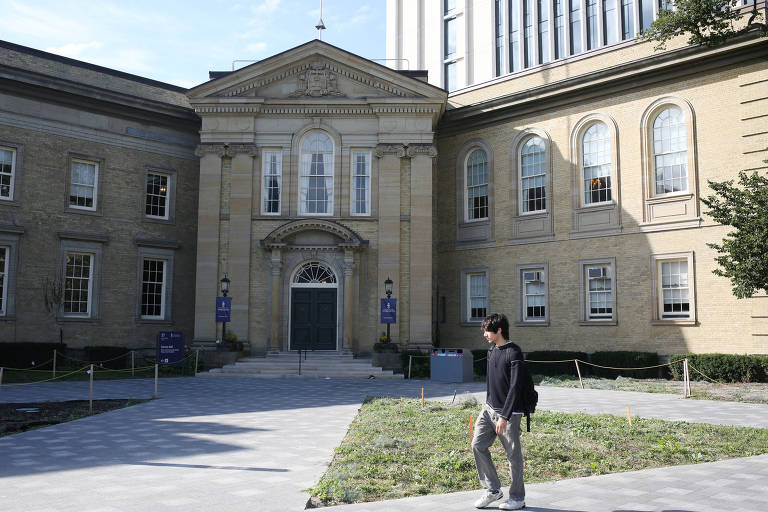 Aluno caminha pelo campus St. George da Universidade de Toronto, no Canadá