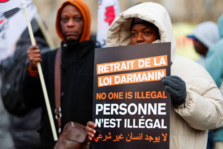 Manifestantes em ato contra lei de imigração francesa na praça da República, em Paris