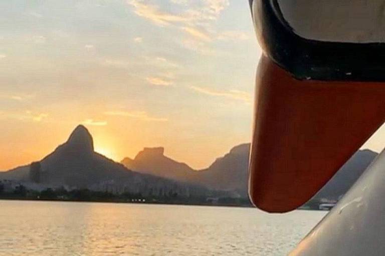 Pôr-do-sol na Lagoa Rodrigo de Freitas, visto do pedalinho de cisne durante a cerimônia de despejo das cinzas de Carlos Lyra