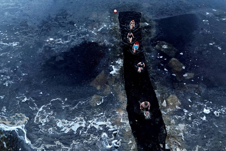 Ingleses nadam no gelo em pleno inverno; veja fotos de hoje