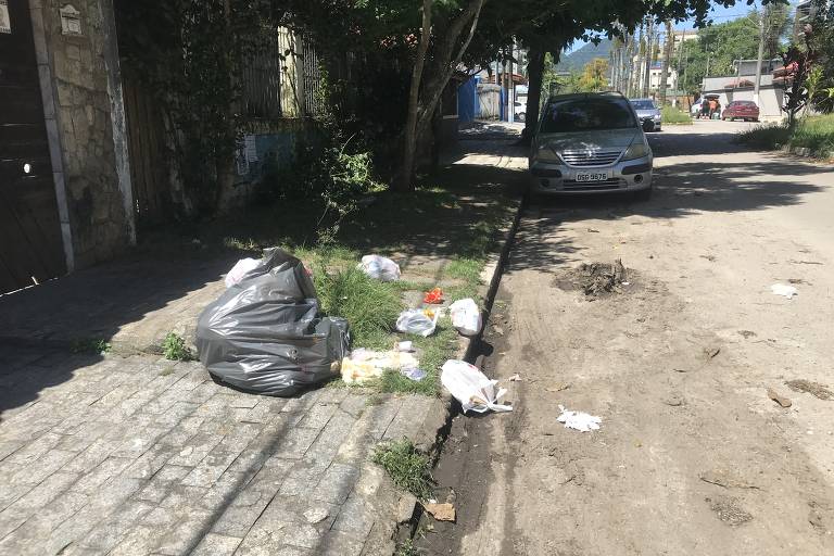 Lixo espalhado pela rua no bairro do Itaguá, em Ubatuba, considerado área nobre na cidade.