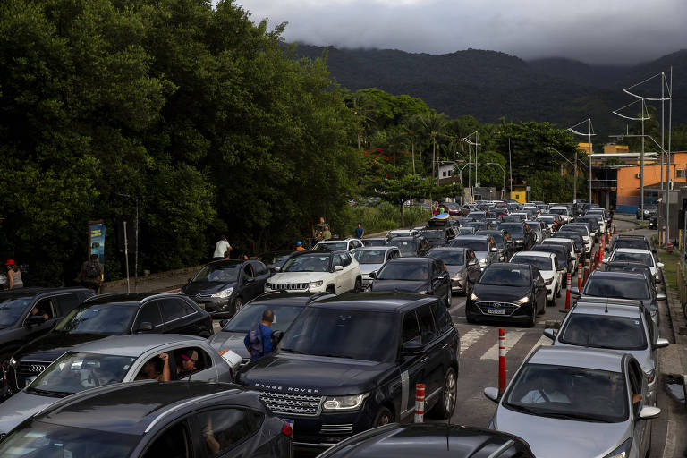 Motoristas esperam quatro horas para embarcar de Ilhabela para São Sebastião, no litoral norte de SP 