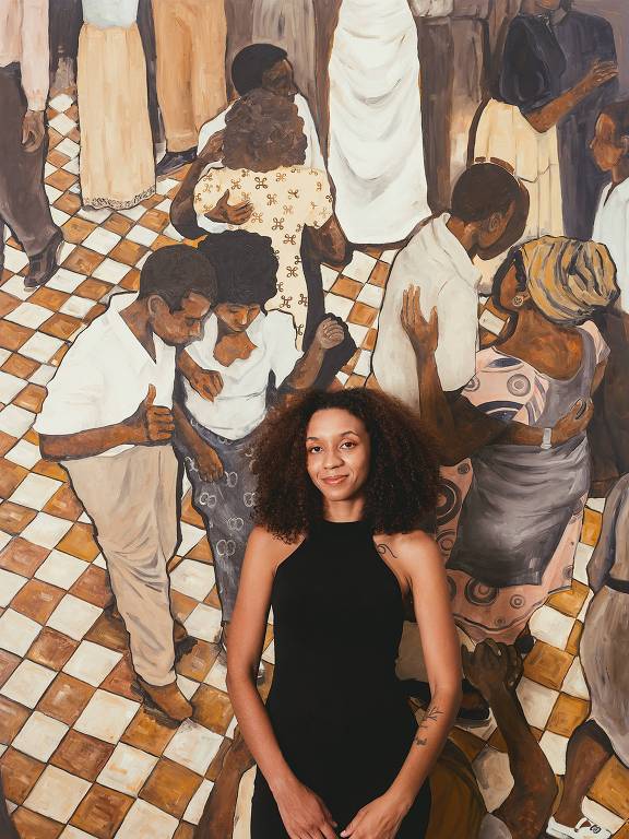 A artista Manuela Navas, 27, em  frente a sua obra "To Never Forget the Source (Black to the Future)"