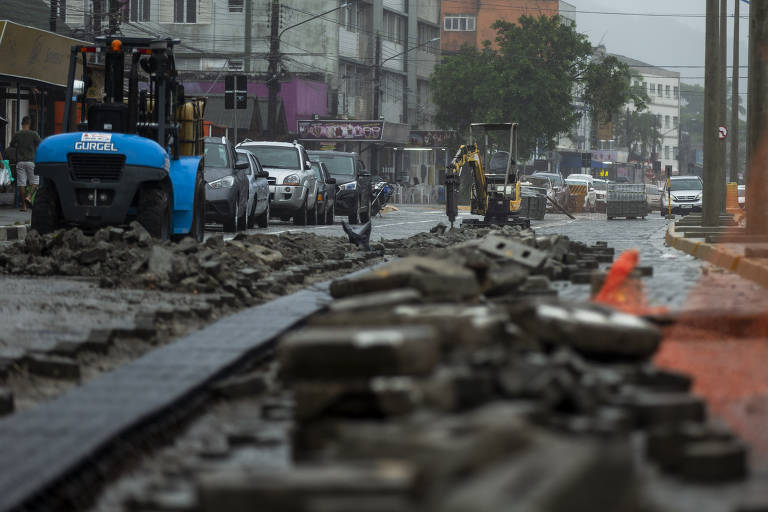 A reforma na avenida Iperoig, na orla do centro de Ubatuba, ainda tem trechos em andamento.