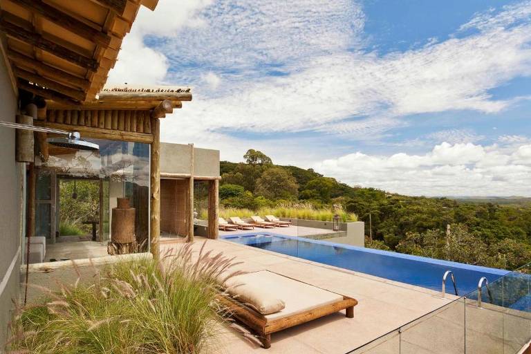 Deck da piscina do Capim do Mato, hotel boutique com apenas sete acomodações próximo ao Parque Nacional da Serra do Cipó, em Minas Gerais
