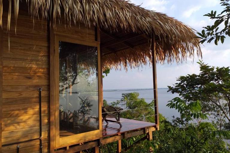 Bangalô com varanda e vista para o rio, no Alta Vista Amazon Lodge, em Manacapuru (AM)