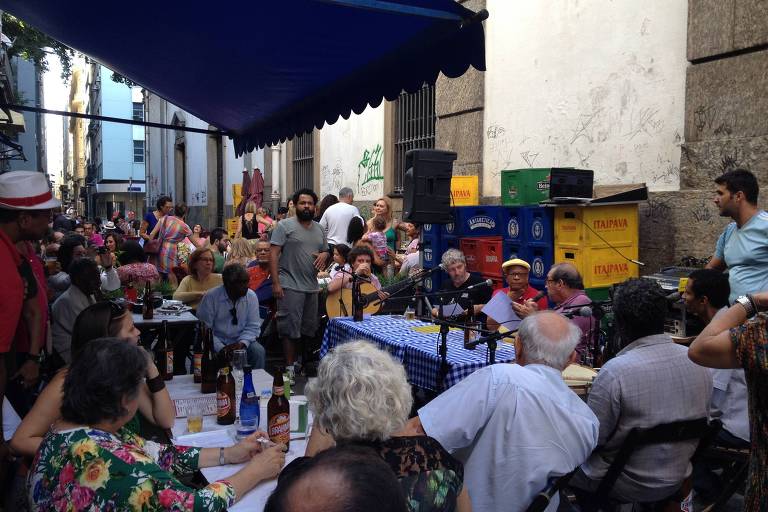 Roda de samba com bandolinista Pedro Amorim e debate entre Nei Lopes e Ruy Castro em 2015, em frente à livraria Folha Seca, na rua do Ouvidor