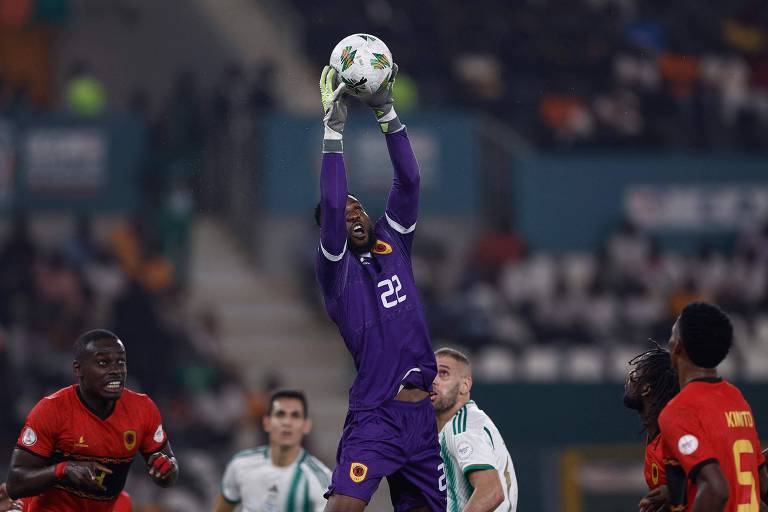 O goleiro de Angola faz defesa durante partida contra a Argélia na Copa Africana de Nações, disputada na Costa do Marfim