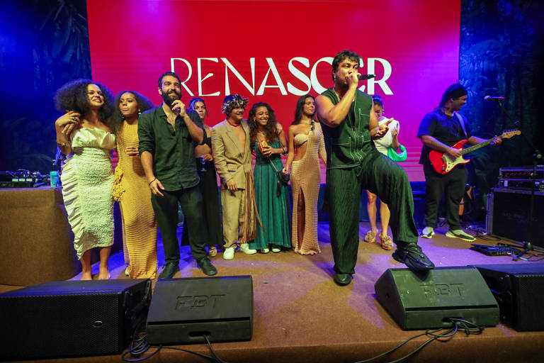 Elenco de 'Renascer' sobe no palco na festa de lançamento da novela