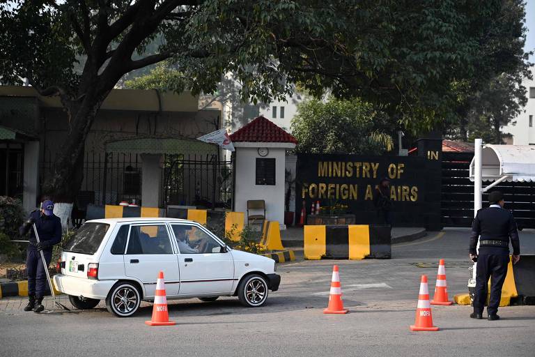 Policial paquistanês verifica veículos que entram no Ministério das Relações Exteriores, em Islamabad