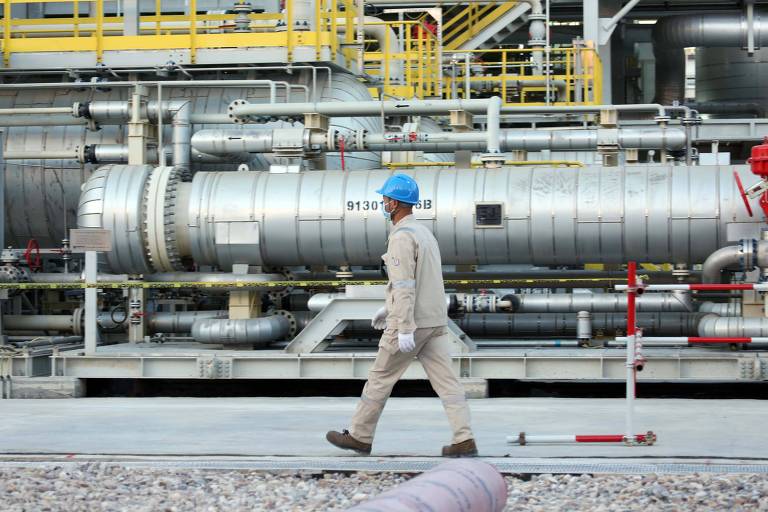 Funcionário caminha em instalação para produção de petróleo no Iraque