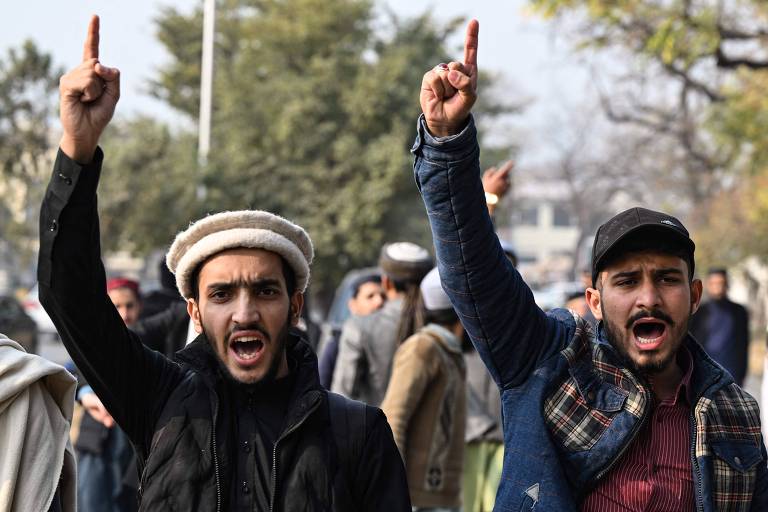 Irã eleva riscos da guerra com demonstrações de força militar