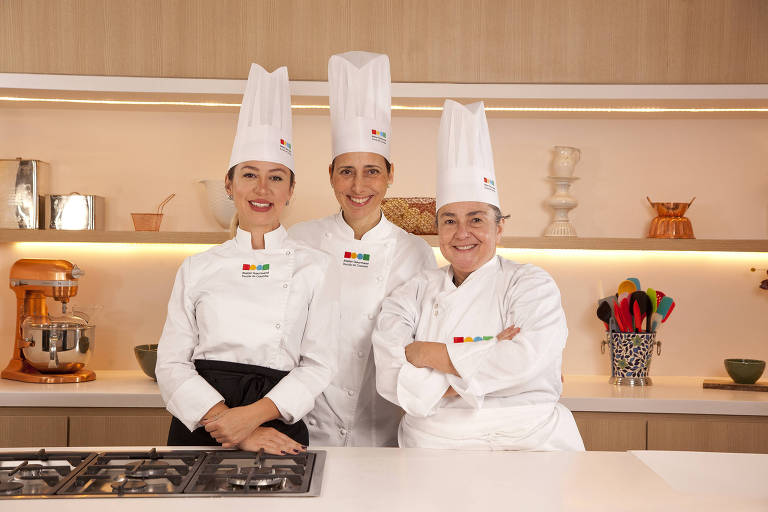 Três chefs mulheres em um balcão de cozinha
