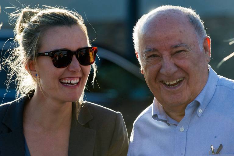 Marta Ortega e seu pai Amancio Ortega, fundador da Zara, sorriem durante prova de hipismo