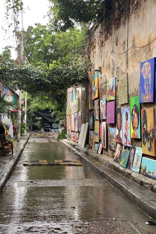 Rua do bairro de Getsemaní, em Cartagena, endereço de uma das casas mais bem avaliadas da cidade no Airbnb; hospedagem é localizada ao lado de galeria de arte que toca música colombiana alta o dia todo
