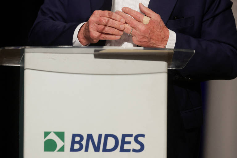 Logotipo do BNDES em evento com a participação de Luiz Inácio Lula da Silva