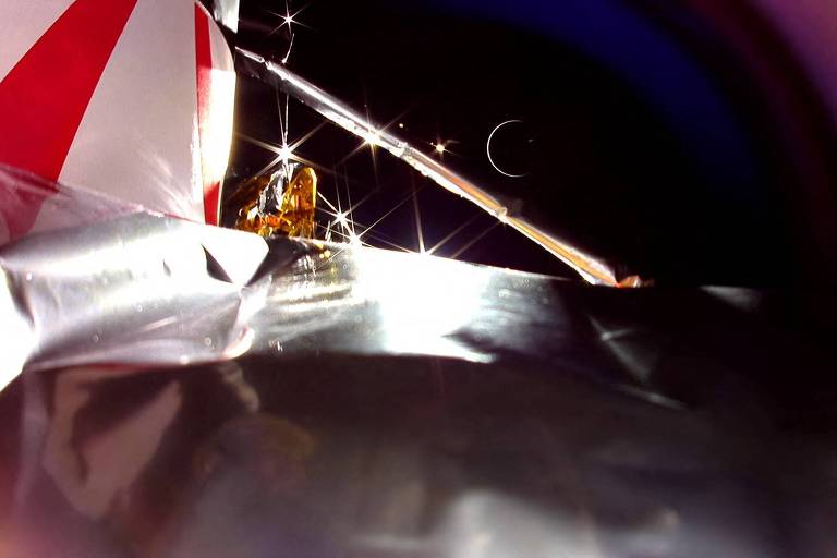Foto tirada pela sonda lunar Peregrine mostra a fina silhueta da Terra, a distância