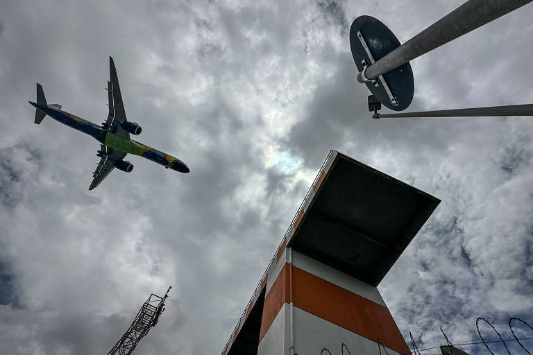 Avião pousando no aeroporto de Congonhas, em São Paulo