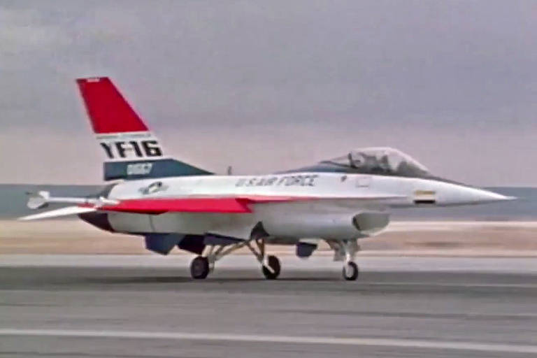 Imagem da primeira decolagem do F-16, em 1974, que ocorreu de forma acidental na Califórnia