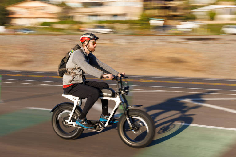 Ciclista anda de e-bike na Califórnia