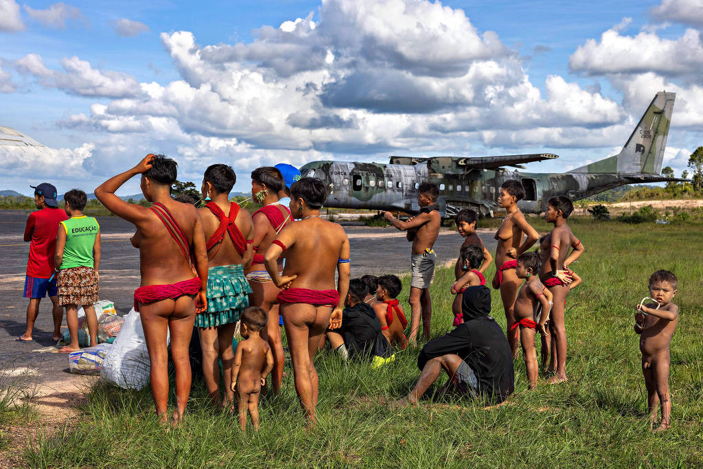 Yanomamis na pista de pouso em Surucucu