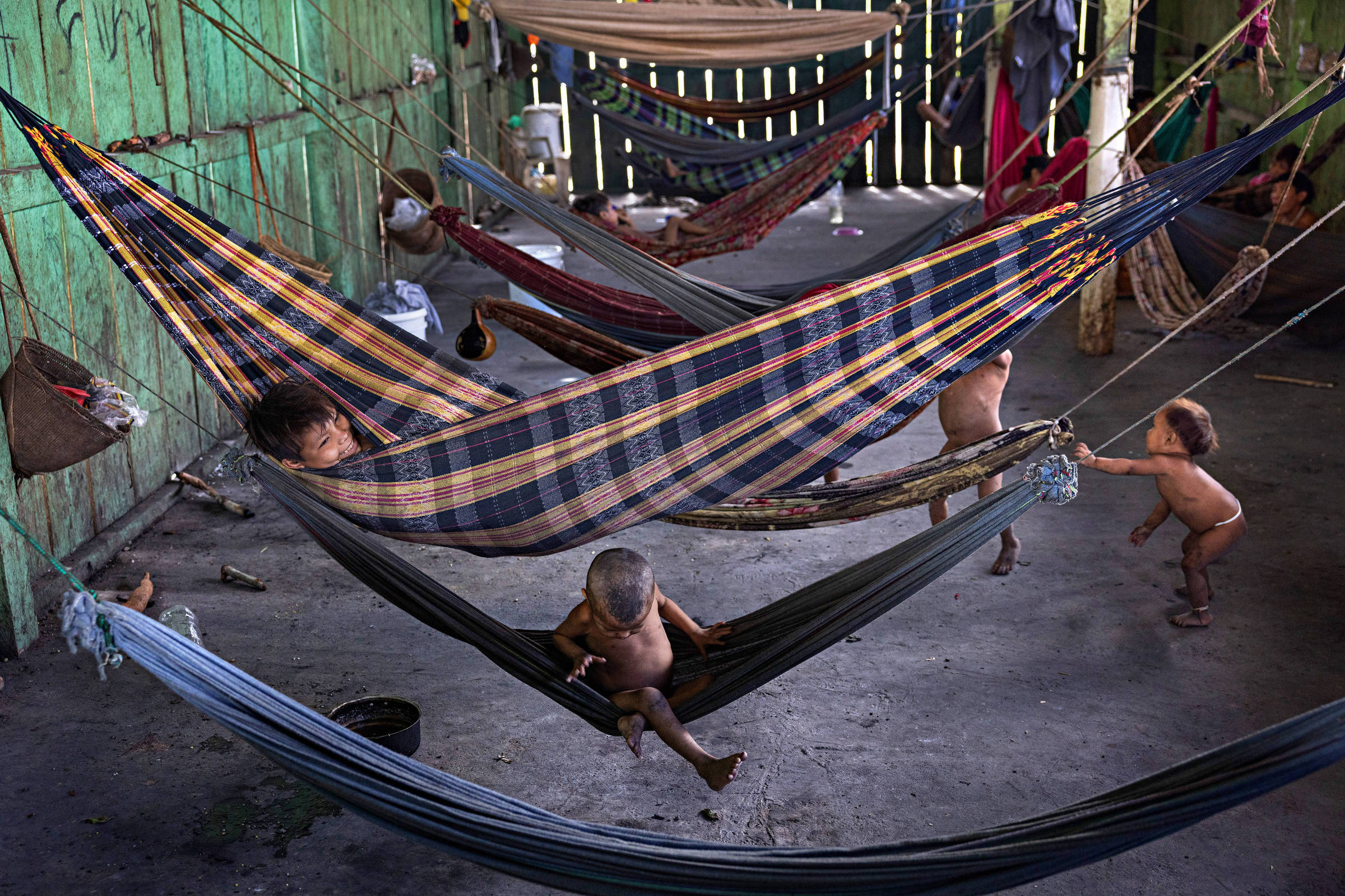 Crianças em redes do polo de Surucucu