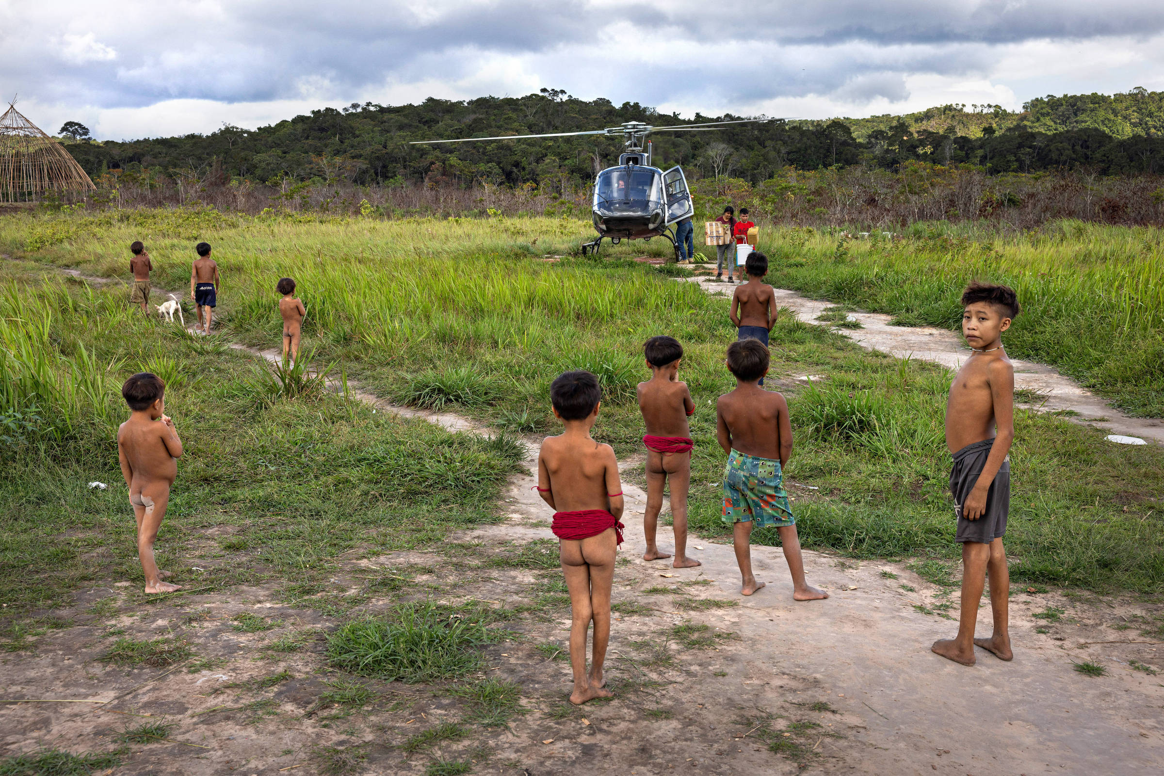 Crianças yanomamis observam helicóptero