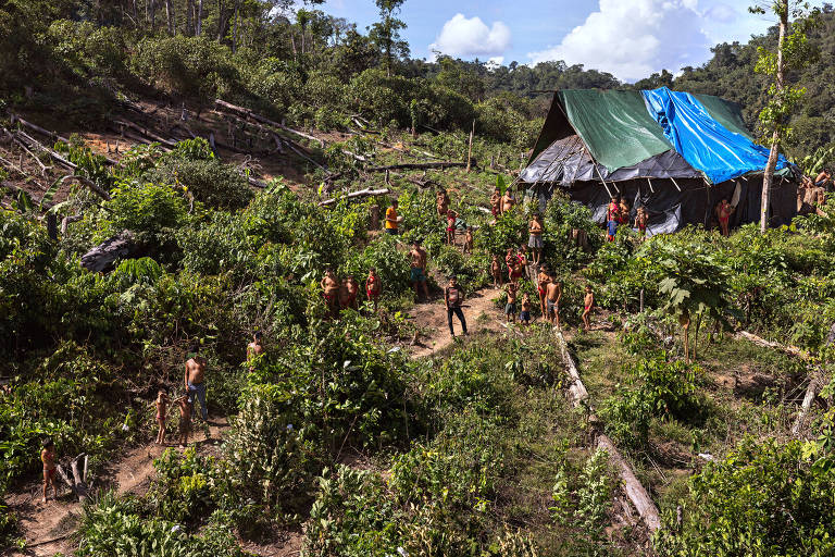 ndígenas da comunidade Minau, observam o helicoptero utilizado para o resgate de doentes do Polo Base de Surucucu, na Terra Indigena Yanomami, em Roraima