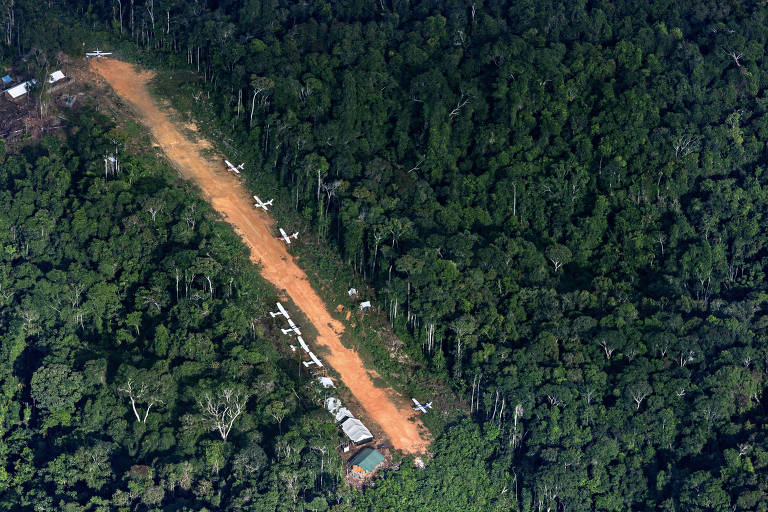 Venezuela diz ter destruído pista clandestina usada por garimpo na terra yanomami