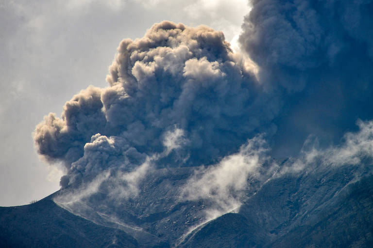 Monte Merapi entra em erupção na Indonésia; veja fotos de hoje