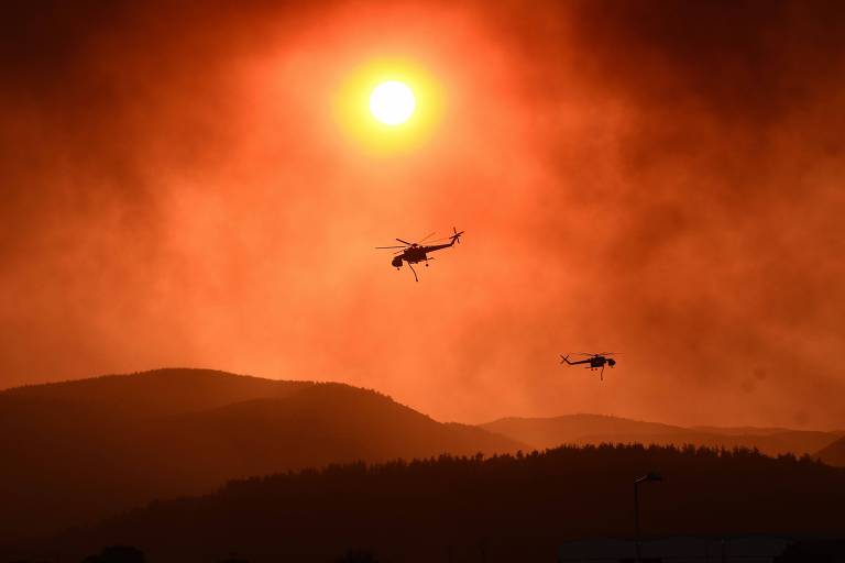 Helicópteros sobrevoam incêndio florestal na região de Alexandroupoli, na Grécia