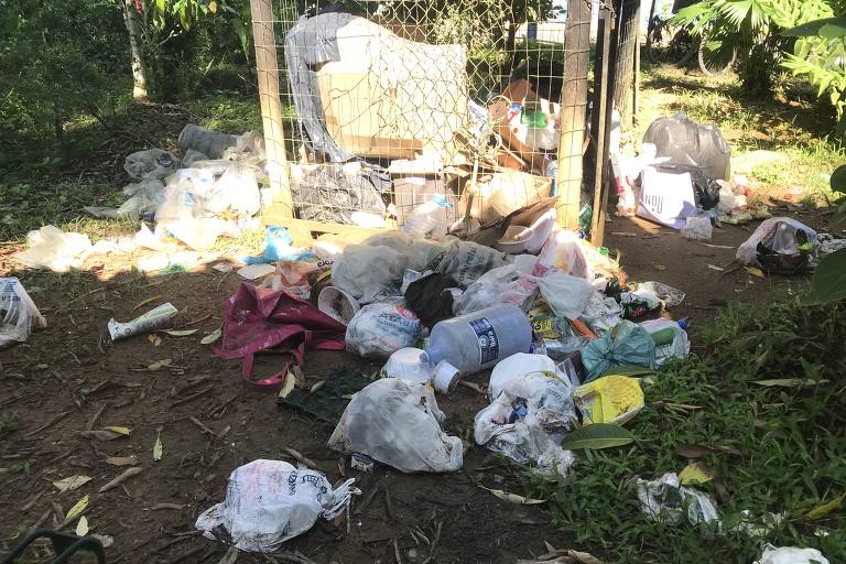 Acúmulo de lixo ainda persiste em Ubatuba
