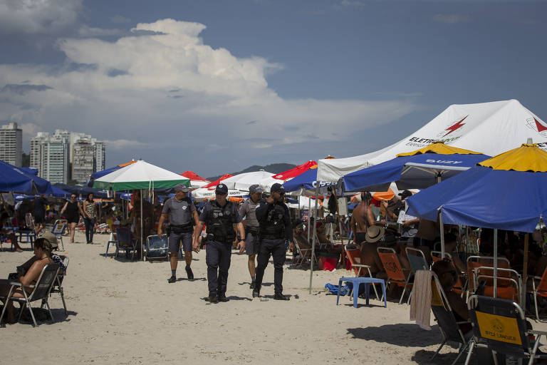 Fiscais são acompanhados por guardas-civis e policiais militares durante ação de fiscalização na praia de Pitangueiras