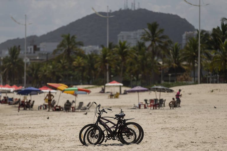Prefeitura de Guarujá fiscaliza uso de bicicletas na faixa de areia