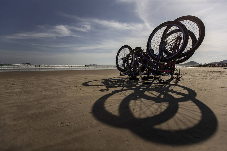 Guarujá apreende bicicletas na faixa de areia para tentar reduzir furtos de celular