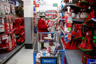 FILE PHOTO: Shoppers crowd a Walmart store ahead of the Thanksgiving holiday in Chicago