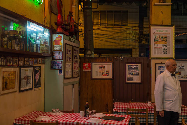 A pizzaria Castelões, no Brás, uma das poucas de São Paulo a preservar a atmosfera antiga