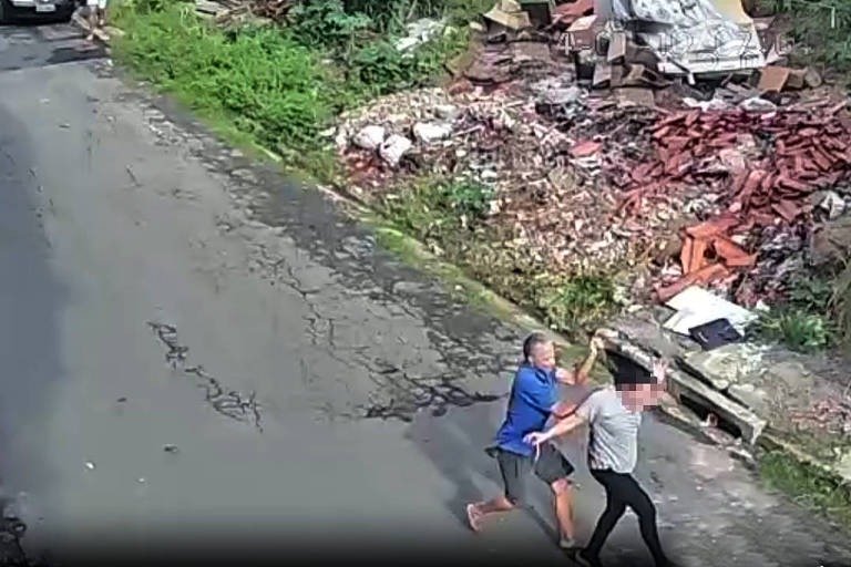 Momento em que homem ataca ex-mulher com golpes de faca em Carapicuíba (SP)
