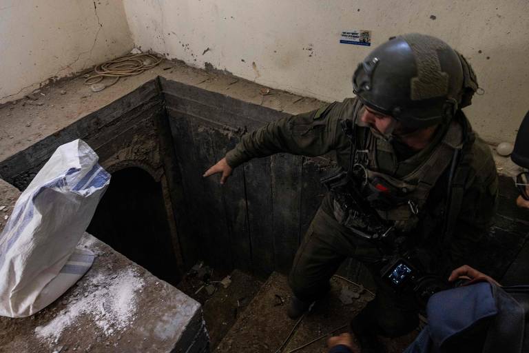 Soldado mostra entrada de um túnel que seria usado pelo Hamas; a imagem foi registrada durante visita controlada de jornalistas e posteriormente editada sob supervisão militar