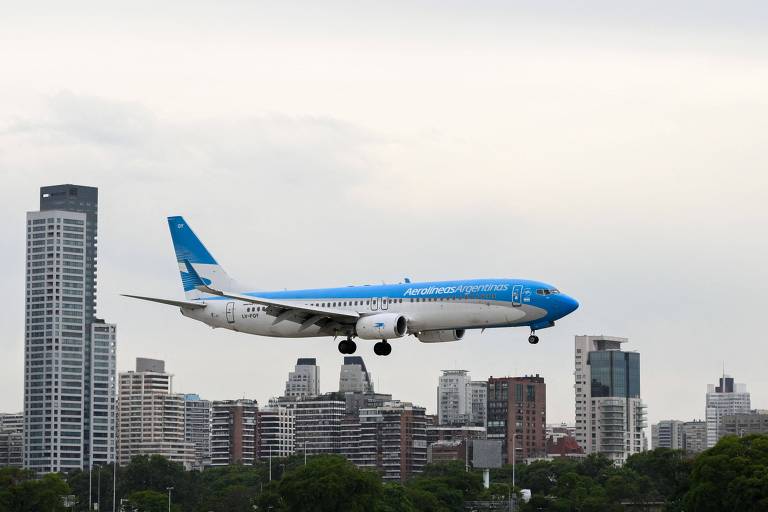 Companhias aéreas cancelam voos para Argentina em dia de greve; saiba o que fazer