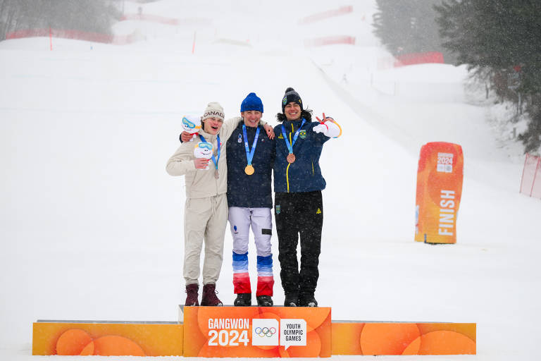 Zion Bethonico (à direita), que conquistou o bronze na disputa de snowboard cross nos Jogos Olímpicos da Juventude de Gangwon, na Coreia do Sul, ao lado do francês Jonas Chollet (centro), que ficou com o ouro, e do canadense Anthony Shelly, à esquerda, que conquistou a prata.
