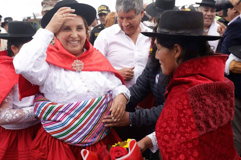 A presidente do Peru, Dina Boluarte, durante evento no distrito de Chiara, na região de Ayacucho, ocasião em que foi atacada por duas mulheres