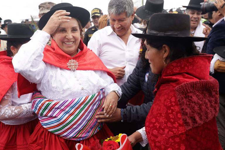 Presidente do Peru é agredida e tem cabelos puxados por mulher; veja