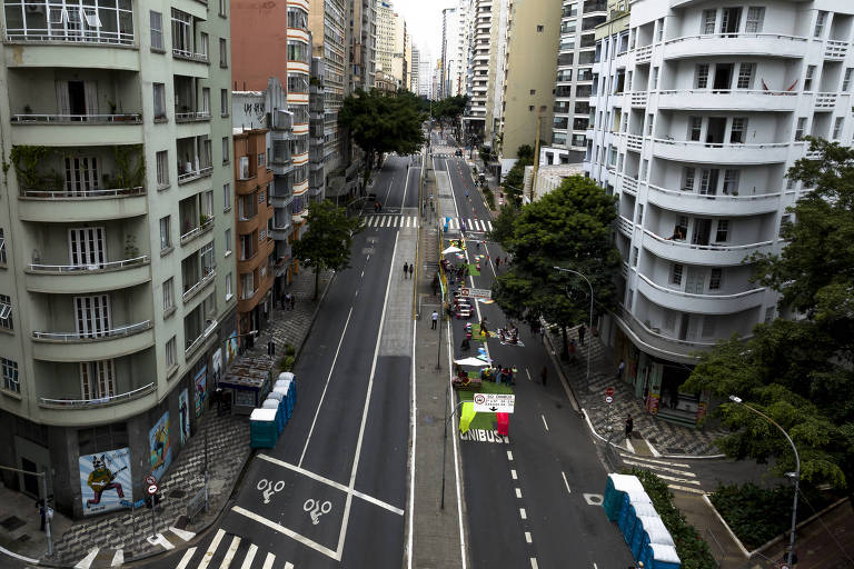 Imagem aérea mostra uma quadra da avenida São João, no centro de São Paulo, com prédios dos dois lados e poucos carros nas vias